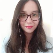 Profesora imparte clases para diferentes disciplinas